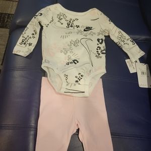 Infant Baby Girl Nike Outfit (Size 6mo)